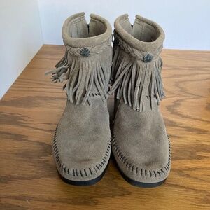 Minnetonka Suede Fringe Moccasin Booties Women's Size 6.5 Tan Suede